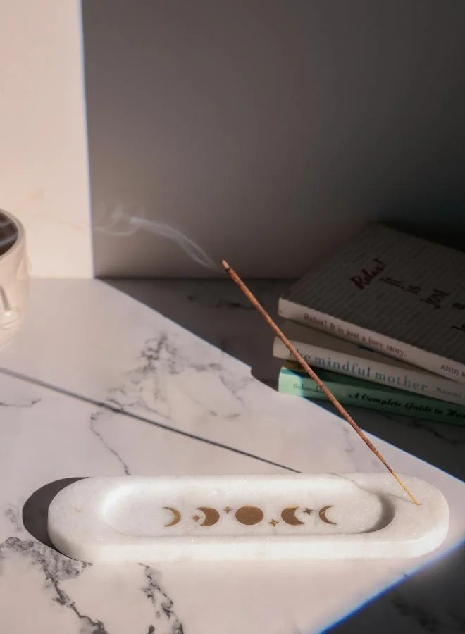 كازا كيسيرا حامل بخور رخام طبيعي ونحاس همسة القمر من كاسا كيسيرا